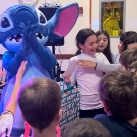 animazione e momento dello scarto dei regali per feste bambini roma