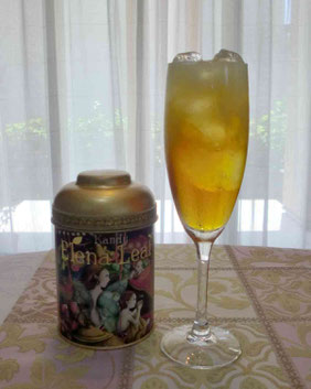 グラスに入ったフルーツセパレートティー。
