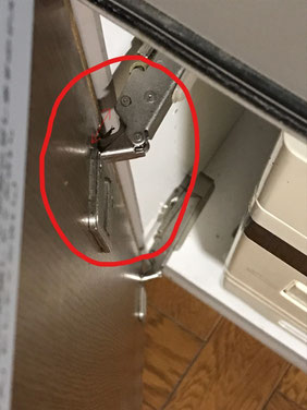 正常な蝶番の設置状況