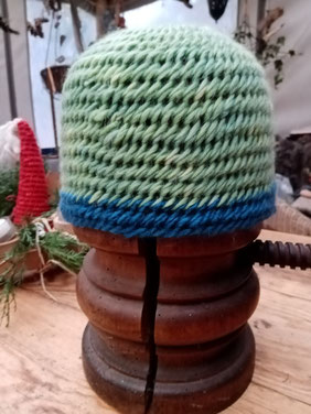 Nadelgebundene Mütze im Yorkstich, pflanzlich gefärbte Dochtgarne