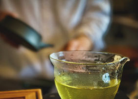 綺麗な水色は　良いお茶の証明です