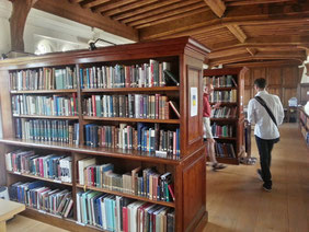 In der Bibliothek der Kathedrale wurden die besonders wertvollen Bücher im Mittelalter an Ketten gehängt. Sie hängen heute noch an denselben Ketten.
