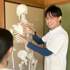 水素頭痛鍼灸整体はりきゅう屋　説明の様子