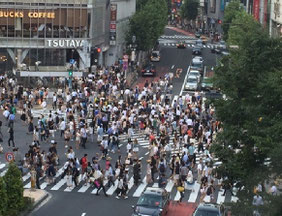 青信号でいっせいに歩行者が渡りだす交差点