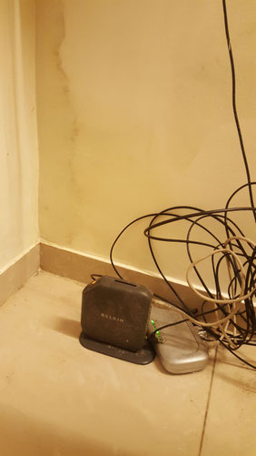 WLAN Router unter dem Fenster