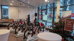 Spendenaktion mit Weihnachtsbikes bei e.on in München