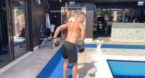 Mit Personal Training auch Präventionskurse am Meer im Urlaub - Hantelsets am Pool in der Sonne