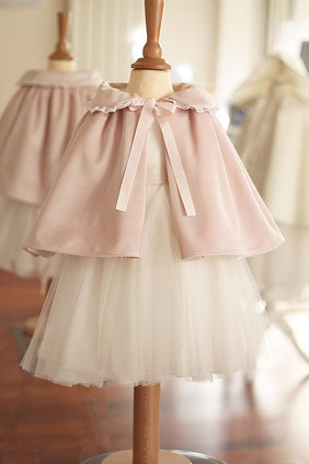 Cape cérémonie ou baptême petite fille en velours couleur vieux rose. Cape Cérémonie enfant Soline, Fil de Légende. Magasin vêtements baptême Paris, Neuilly-sur-Seine. Expédition en France et à l'international.