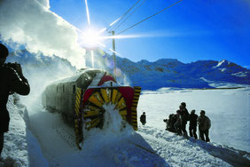 Dampfschneeschleuderfahrt in der Schweiz, das Ungeheuer auf der Bernina Strecke