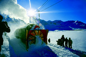 Dampfschneeschleuderfahrt in der Schweiz, das Ungeheuer auf der Bernina Strecke