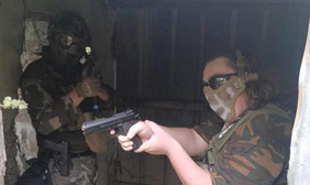 airsoft-replique-poing-pistolet-lunette-protection-demi-casque
