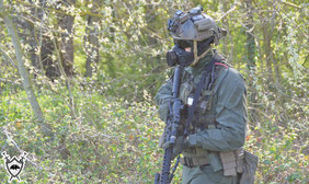 partie-airsoft-equipe-bleue-brassard-fusil-assaut-sniper