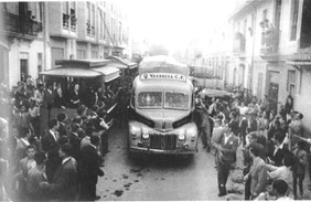 Aficionados  del Valencia C.F. recibiendo a su equipo.