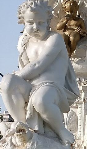 La fuente de los Cuatro elementos en Valencia son: Agua - Aire - Fuego y Tierra.