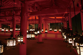 ※イメージ 釣燈籠の灯はついておりません。 釣燈籠に火を灯していただきます。