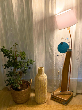Luminaire en Haute Savoie. Lampe originale à Rumilly près d'Annecy. Lampadaire de créateur en noyer avec laiton et velours bleu. Une pièce unique et originale par Isabelle Lachat Créations, artisanat d'art en Haute Savoie à proximité d'Annecy.