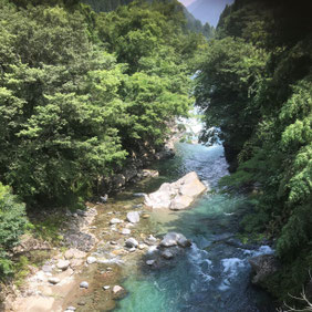 郡上八幡の豊かな自然から生まれる子供に愛されるふれあいの親子遊びの積み木