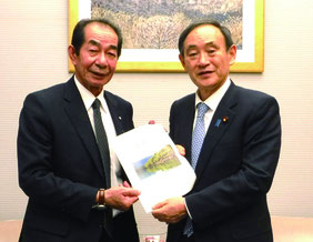 西大舛町長が菅長官(右)に要請を行った=8日、首相官邸(竹富町企画財政課提供)