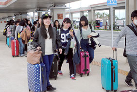 新石垣空港に降り立った観光客。LCCや中堅航空会社の就航も観光振興に一役買っている=2014年3月