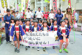 秋季火災予防運動防火パレードが行われ宮良保育園園児らが火災予防を呼びかけた=9日午後、石垣市内ユーグレナモール