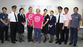 玉城氏(写真中央左)と金城氏(写真右から2人目)ら関係者が記者会見し、乳がん検診の受診を啓発した=21日、那覇空港