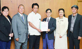 「音楽・伝統芸能文化ホール設置を推進する会」が文化ホール建設を要請した=11月30日、石垣市役所