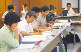 発達支援システムの構築について関係機関・団体の担当者が意見交換した=8日午後、市健康福祉センター