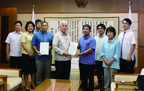 新里県議会議長に要請書を手渡す石垣市議団=5日、県議会