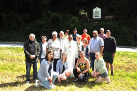 Bei der Segnung des Kleindenkmals oberhalb der Bundesstraße südlich von Weiten: Organisatorin und Spenderin Christa Gasselseder (3. v. l.).