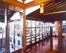 法性寺本堂のステンドグラス