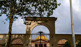 L'ingresso del complesso sul Lungotevere
