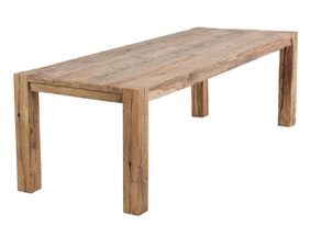 Massivtische aus recycelter Eiche – nachhaltig gefertigt mit natürlicher Patina.