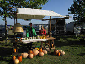 Familie Rosenthal betreut den Marktstand beim Herbstmanöver auf dem Rittergut Seedorf mit Honig und Bienenwachskerzen