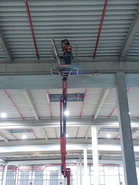 Installation d’éclairage LED dans un entrepôt logistique avec nacelle articulée – Daiselec