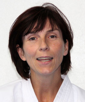 Heike Bader im Karate Anzug. Selbstsicher, Stark, Konzentriert und Fokusiert. 