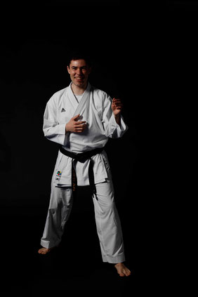 Samurai Kids Karate Lehrer Andre Dias im Karate Anzug. 