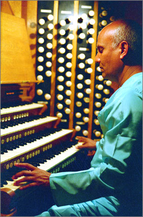 Sri Chinmoy an der Orgel