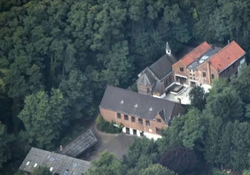  Vue aérienne de la l'école et de la chapelle de Profondsart