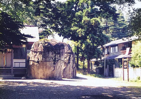 三ツ石神社境内