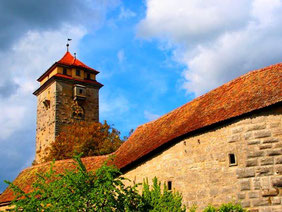 trutzige, begehbare Stadtmauer