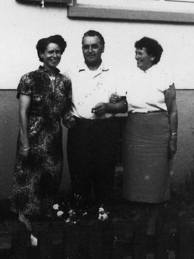 Gretchen Fricke (re.), Wirtin der Bahnhofsgaststätte
