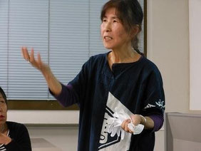 原発労働者からいただいた作業手袋実物を左手に抱えて、佐賀弁丸出しでしゃべる石丸初美代表