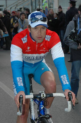 Kim Kirchen con la maglia di campione del Lussemburgo al traguardo del Trofeo Laigueglia 2005. Foto courtesy: D.Schamps.