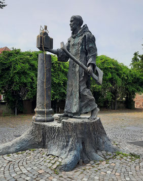 Bonifatius-Denkmal in Fritzlar. Von Surveyor54 - CC BY-SA 4.0, https://commons.wikimedia.orgwind