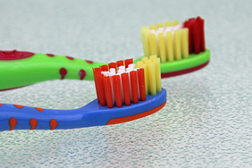 Eine Zahnbürste für kleinere Kinder reduziert das Verletzungsrisiko