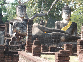 Kamphaeng-Phet-Boeddha-beeld-liggend-park-muur-Thailand