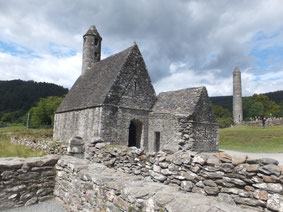 Glendalough-ruïnes-klooster-kerk-toren-Ierland-muur