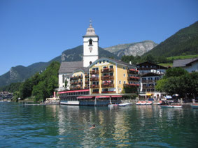 Salzkammergut-meer-kerk-bloemen-Oostenrijk