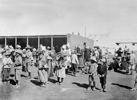 Par Total War - Photograph of Boer civilians in a British concentration camp National Army Museum, Domaine public, https://commons.wikimedia.org/w/index.php?curid=177447