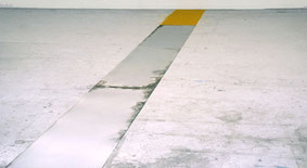 Pigment en metaalplaten op vloer 680x60cm 1987 